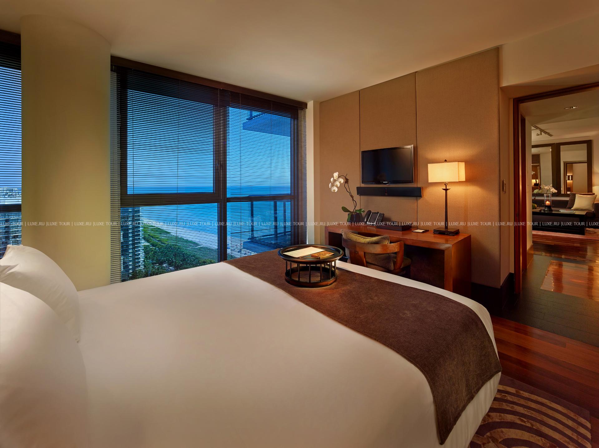 One bedroom suite. Отель Setai Майами. Отели в Майами номера. Спальня с видом на океан. Шикарные отели Майами.